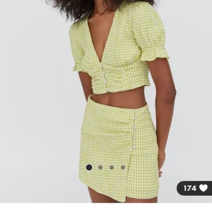 Kjol - Kjol från Pull & Bear. Oanvänd med prislapp kvar.  Liten i storlek, sitter som en L