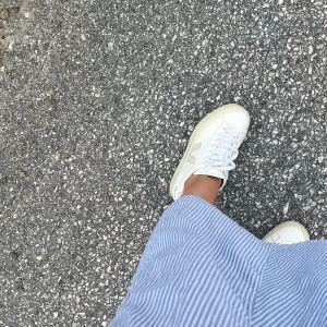 VEJA - säljer mina veja skor i färgen beige, gott skick, nypris 1400 på other stories 🙏🏼