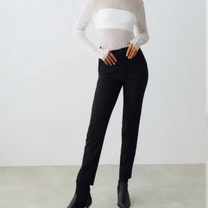 Karin slacks Gina tricot  - Säljer dessa oanvända byxor pga fel köpt storlek.  Jag har i regel storlek M på byxor men detta är små i storleken skulle säga S.  Endast provade, dock utan prislapp. 