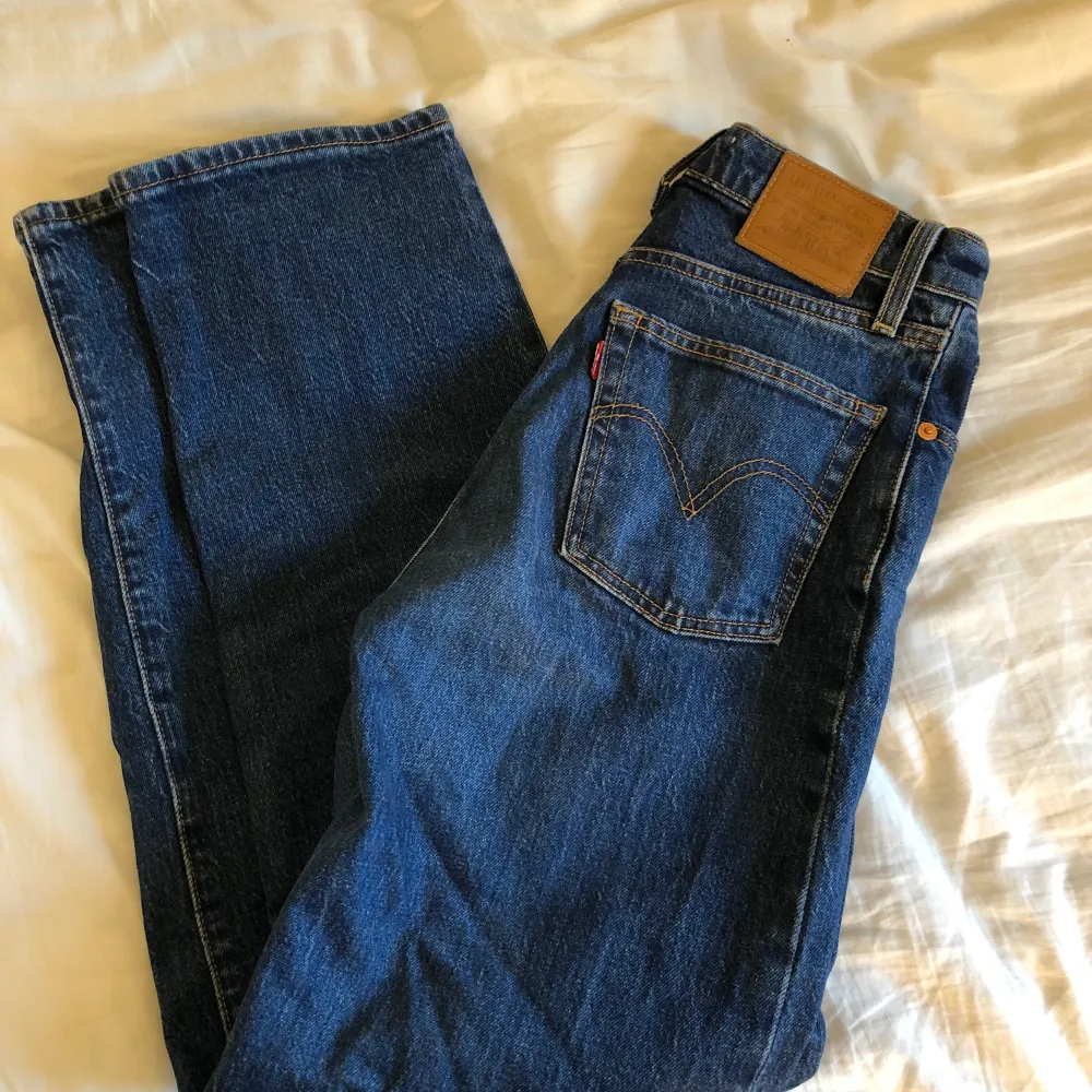 Mörkblåa ribcage straight jeans från Levis. Strl W25 L29 och går ner till fötterna på mig som är 166 cm. Har en liten mörkgrön fläck på låret som inte går att tvätta bort💕  Spårbar frakt: 66 kr Frakt utan spårning: 59 kr. Jeans & Byxor.