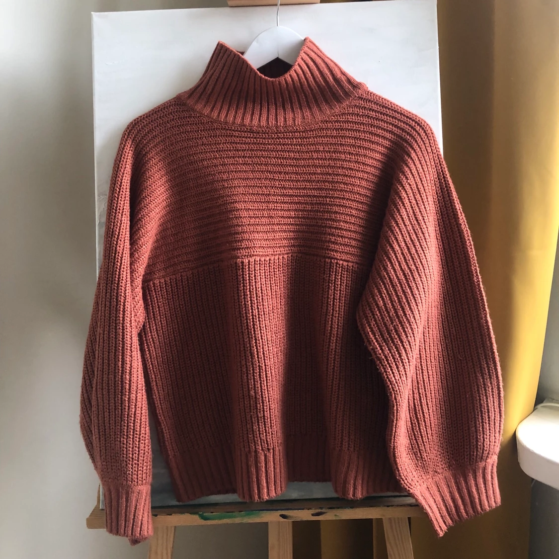 Stickad tröja rostfärg