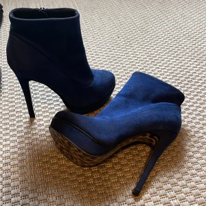 Klackar - mörkblåa  - Mörkblåa klackar, använt 1 gång 