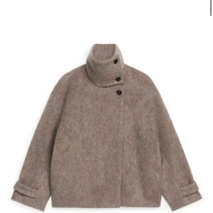 Arket jacka - Säljer denna fina jacka från ARKET i storlek 38. Är helt slutsåld på hemsidan. Lägsta bud 1500kr, köp direkt för 2000kr