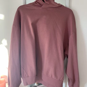 Hoodie från lager 157  - Säljer denna jätte fina hoodien i från lager 157. Helt oanvänd o säljs för den inte kommer till användning. Original pris: 150kr, köparen står för frakten! 