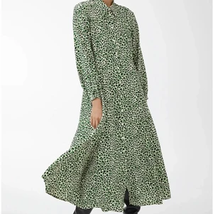 Arket, Fluid long-sleeved dress 34 - Långärmad skjortklänning i viskos från Arket.  Leopardmönstrad. Nypris: 1599 kr. Knappt använd. 
