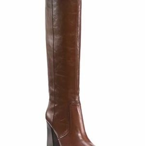 yoko DVF boots  - säljer dessa yoko boots från diane von furstenberg. storlek 38, hade passat en 37-39a också. går inte längre att köpa någonstans och är äkta märkesskor. använda sparsamt. äkta läder. säljer då jag har svårt för att matcha de, men de kanske kommer till användning hos någon! hade kunnat återsäljas för en tusenlapp eller två men måste bli av med dem i veckan. säljer därför för 100kr!