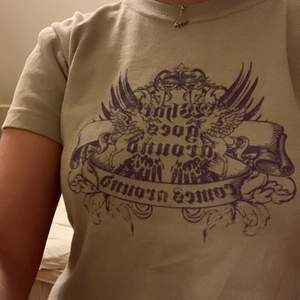 En croppad grå t-shirt med coolt lila tryck💜💜