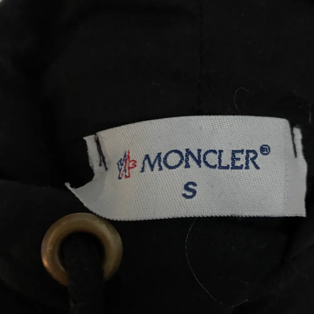 Moncler hoodie med patch på armen, fet under en väst!, stor på mig som är en tjej med normalt xs så den har inte kommit till användning, den är i nyskick!. Hoodies.