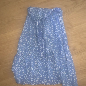 Kjol från monki💗 - En härlig sommarkjol från monki. Går lite över knäna.