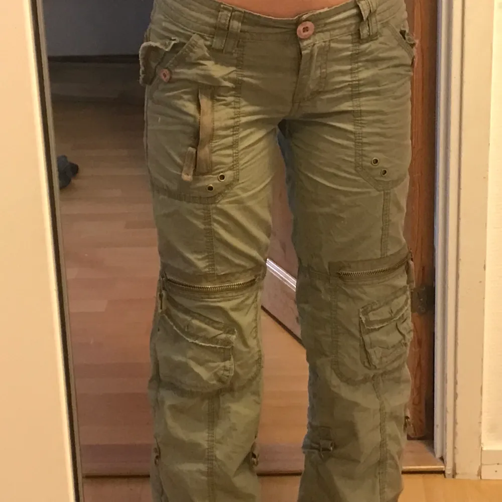 Gröna cargos jätte fina, är i bra skick vad jag vet. säljer då de intd används, tveka inte att ställa frågor💕. Jeans & Byxor.