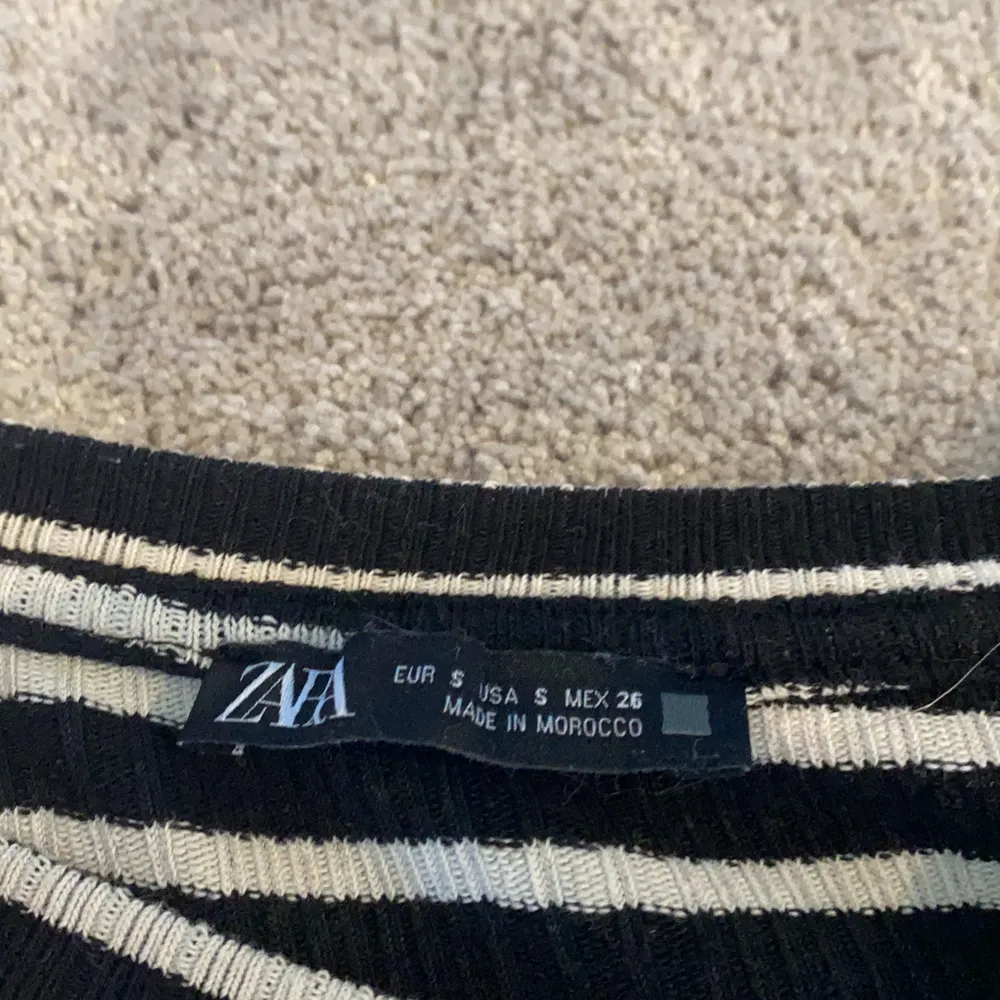 Säljer min Zara tröja som ej kommer till användning längre💕Storlek S men skulle säga att den också passar Xs, nypris på denna är 200kr och säljer för 130kr💕. Tröjor & Koftor.