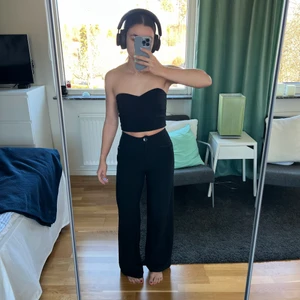 Svarta Kostymbyxor  - Nu säljer jag de mest perfekta högmidjade kostymbyxor😍🙌🏻De kommer från Bershka och är i storlek 32, säljer dem för att jag tycker de blivit lite för tajta i midjan på mig men annars så fina!!!😩😩 Skickas spårbart💖