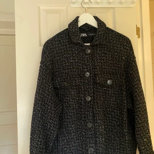 Jacka från Zara - Svart jacka från Zara med svaga glitter detaljer. Använd fåtal gånger och är väldigt bra i skicket. Storlek M men passar en som är S, speciellt om man vill ha lite oversize.