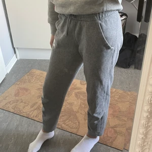 Nike mjukisbyxor gråa  - Dessa byxor är köpta på barnavdelningen på stadium, och dom har tyvätt blivit för korta för mig. Dom är i bra skick, sjukt snygga och as sköna! Storleken är L fast i barn storlekar då, så ca 146-152cm. Köpte byxorna för 399kr (Köparen står för frakten)