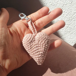 Hjärtnyckelring ♡ - En virkad hjärtformad nyckelring ♡ 