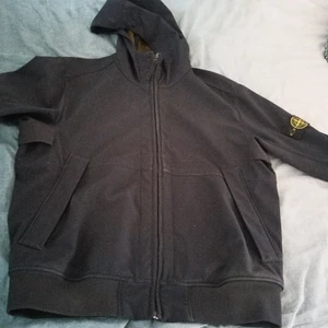 Stone Island Light Soft Shell-R M - Storlek: Medium Är I ganska bra skick 8/10 (Använd 5 ganger) Original Priset på Jackan är runt 5000kr Mitt pris är 550kr