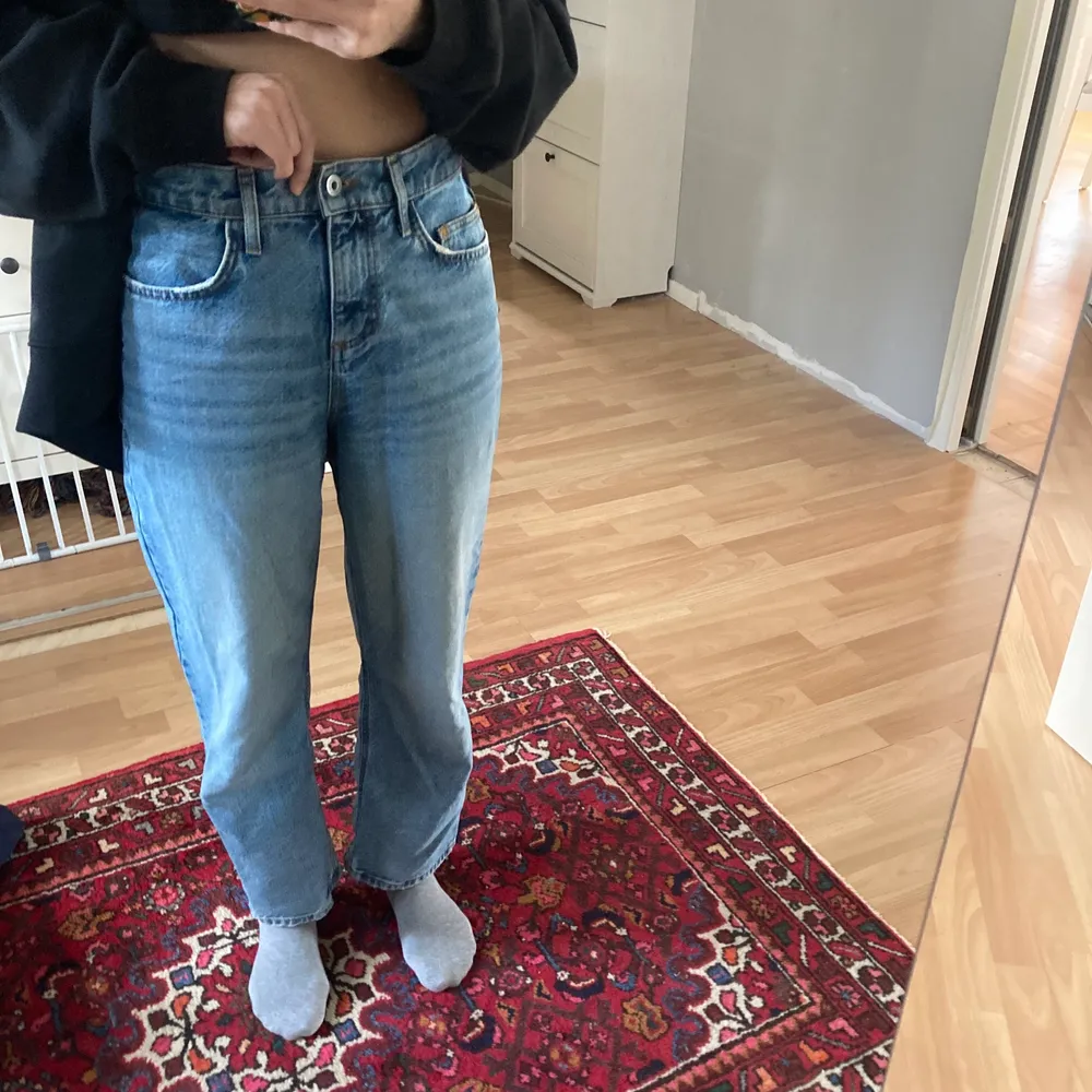 Säljer dessa snygga jeans eftersom de är för stora för mig (jag har vanligtvis 34 i jeans).. Jeans & Byxor.