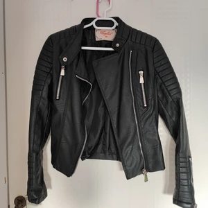 Skinnjacka - Faux Skinnjacka,helt oanvänd ✨