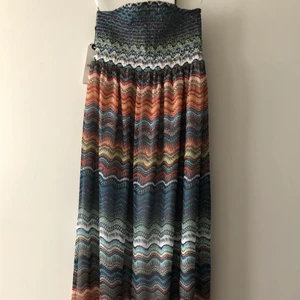 Only klänning - Klänning i extremt fina mönster, aldrig använd. Så somrig med fantastiska färger som ger glädje för alla som ser dig i den! Lite upphöjning vid bröstet som ger ett feminine elegant intryck. Fästs bra mot kroppen vid bysten pga silikonet. Säljer den pga ingen användning tyvärr.