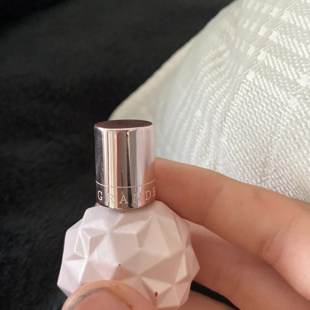 En rosa ariana grande parfym som är mini . Parfym.