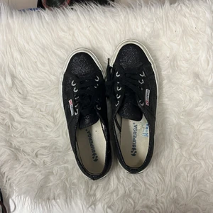 Super snygga superga skor - Dem här är för små för mig har bara haft dem en gång hoppas att ni vill ha dem. Högsta bud får dem❤️❤️