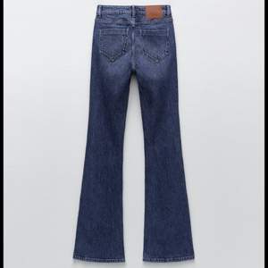 Skitsnygga utsvängda jeans köpa på zara dom är långa i modellen! endast använda fåtal gånger. Så fina fickor där bak också!😍 lägger ut igen då tidigare köpare var oseriös
