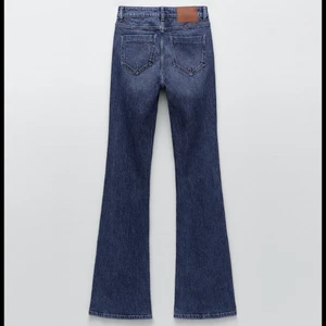 Utsvängda zara jeans - Skitsnygga utsvängda jeans köpa på zara dom är långa i modellen! endast använda fåtal gånger. Så fina fickor där bak också!😍 lägger ut igen då tidigare köpare var oseriös