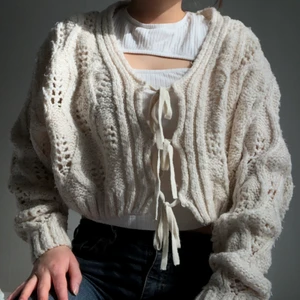 Stickad Kofta med Knyt - Supersöt stickad kofta med knytning framtill. Perfekt för sommarkvällar. Tveka inte på att kontakta mig om du har några frågor eller vill pruta :)