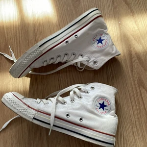 Vita converse - Ett par vita converse i storlek 40, väl använda och dem har spruckit lita granna (bild 2). Köpta för 800kr, dem är i unisex och säljs för 280kr + frakt