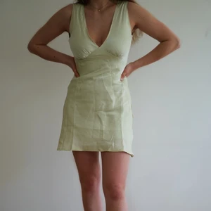 Sommarklänning - Så vacker ljusgrön lite glansig klänning med snörning. Köpt här på Plick, aldrig använd så prislappen är kvar. 