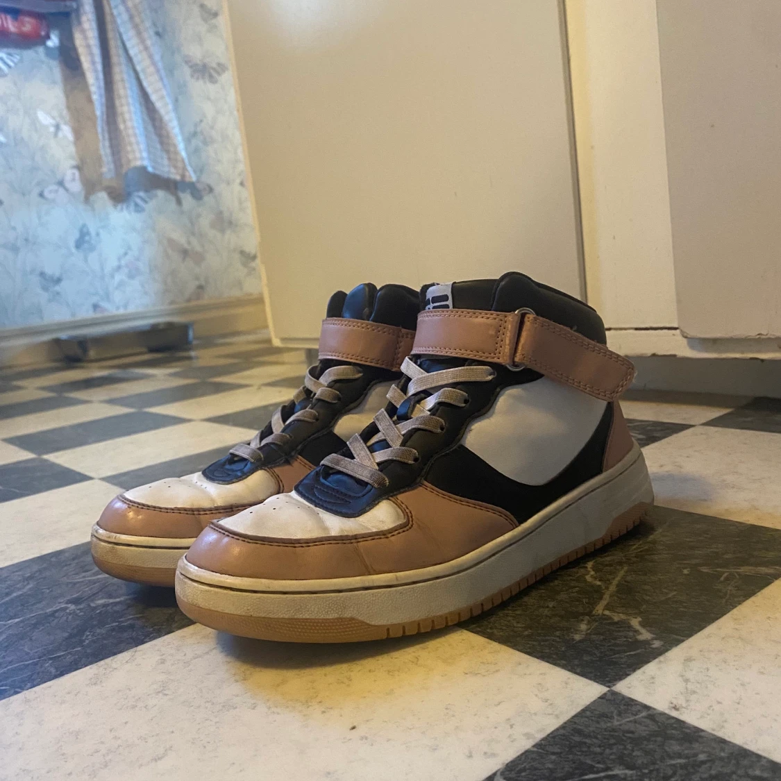 Ett par skor i storlek 36  - 90