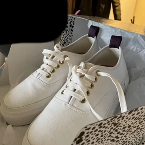 Eytys  - Säljer mina eytys i modellen  ”mother canvas white” för fel storlek. 💖 de är i storlek 40 men skulle säga att de passar mer som 39!
