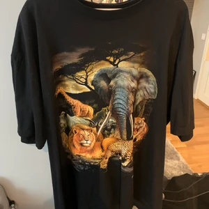 Tshirt med djur - Ascool vintage tshirt! Strl XXL så oversize! Aldrig använt den men som sagt vintage, helt felfri! 