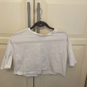 Zara tröja storlek L  - Jättefin tröja från Zara dock så råkade jag köpa en storlek som var för stor så den är lite för stor för min smak men jättefin om man gillar när det är overzized 