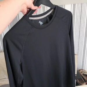 Tränings topp - En vanlig svart tränings topp från lager 157! Knappt använd! Säljer pga att den ej kommer till användning!