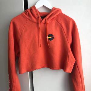Croppad hoodie från Nike i storlek xs. Säljer för 15 kr 
