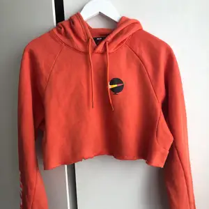 Croppad hoodie från Nike i storlek xs. Säljer för 15 kr 