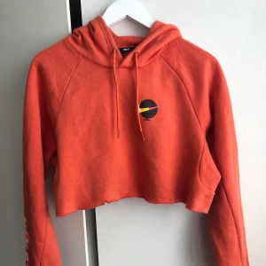 Nike hoodie storlek xs - Croppad hoodie från Nike i storlek xs. Säljer för 15 kr 