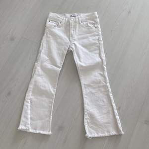 Zara jeans färg vit storlek 9 år cm 134