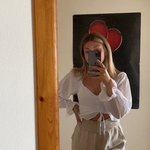Somrig topp - Så fin topp från hm. Köpt förra året så vet inte om den finns kvar. Storlek XS.