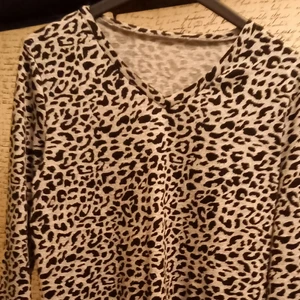 Topp stl M - V-ringad top med geopard mönster