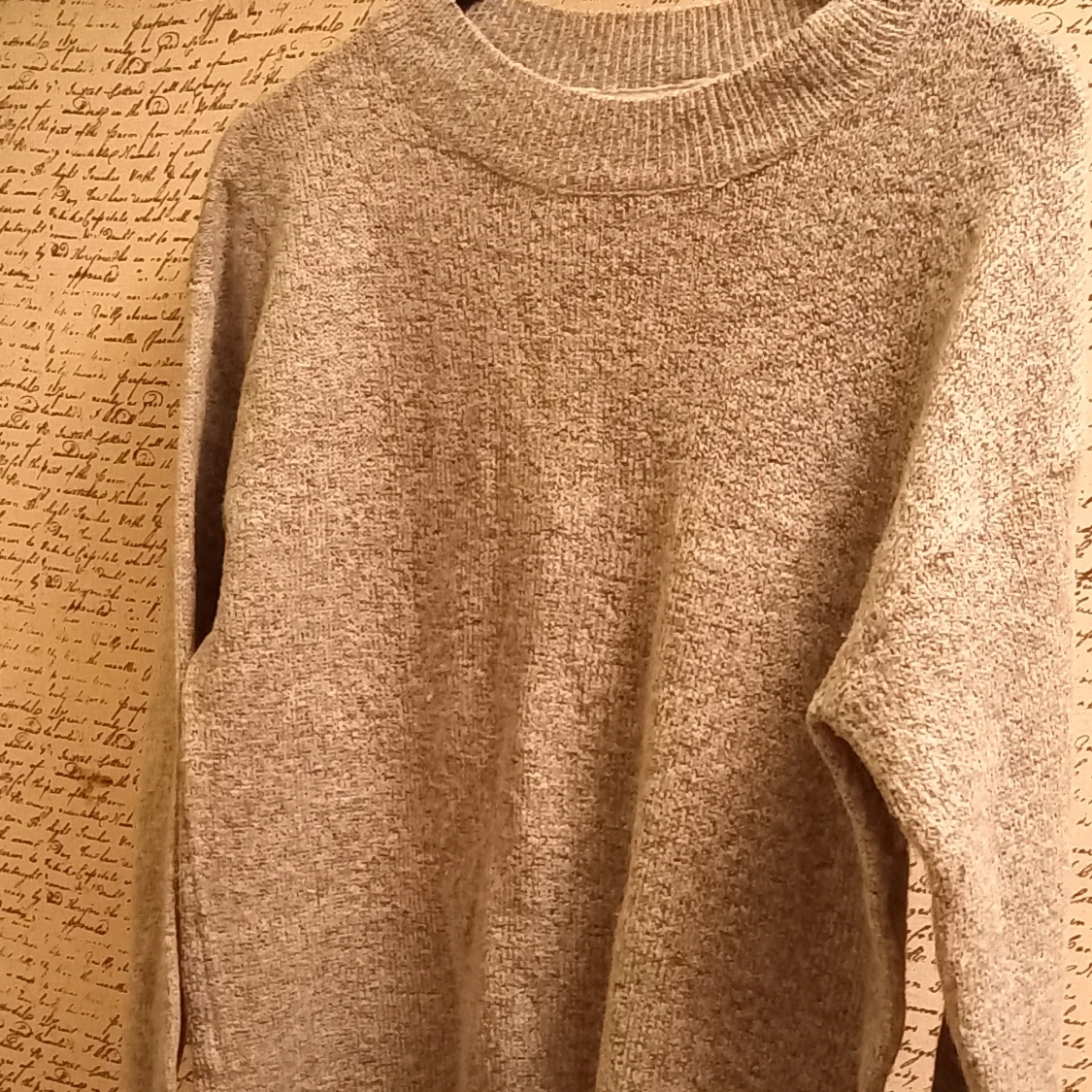 Gråmelerad stickad tröja