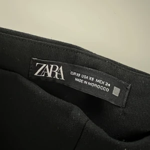 Kostymbyxor med slits - Köpta på Zara använda 2 gånger. Slits på slutet av benen, högmidjade.