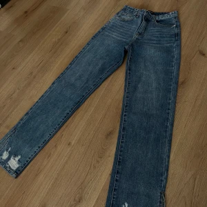 Jeans med slits - Jeans köpta på PRETTYLITTLETHING. Endast testade! 
