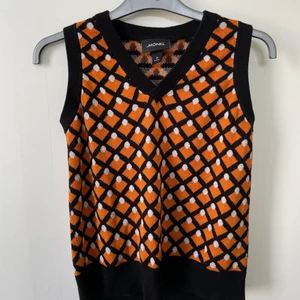 Orange svart väst  - Jätte snygg väst som är orange svart och vit! Sparsamt använd så i fint skick! 