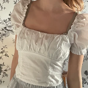 Sommartopp - Fett söt topp ifrån hm som köptes från sommarkollektionen 2020💕använd fåtal gånger och i bra skick, storlek xs🥰