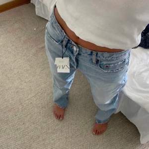 Säljer dessa så trendiga jeans från zara som är slutsålda. Modellen heter mid rise straight blå/grå. Första bilden är lånad men det är samma modell! Använda fåtal gånger!!Skriv för fler bilder💙 storlek 32 men tycker de är mer som 34