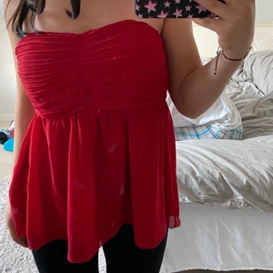 Röd topp - En jättefin röd topp som är för stor för mig runt bysten. Den har inlägg så man beöver ingen bh till. Finns ingen lapp om storlek men skulle säga att den är 36/38. Skriv för fler bilder💗