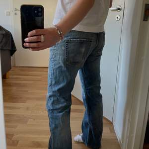 Snygga raka jeans som har så snygg passform! Passar till allt, mycket bra skick! Så najs slitningar!!😄 jag är 172! Har vanligtvis stl 36