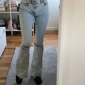 Jeans  - Säljer mina ljusa jeans från bikbok🌸perfekt nu inför våren, byxorna är i storlek S och är i bra skick💕